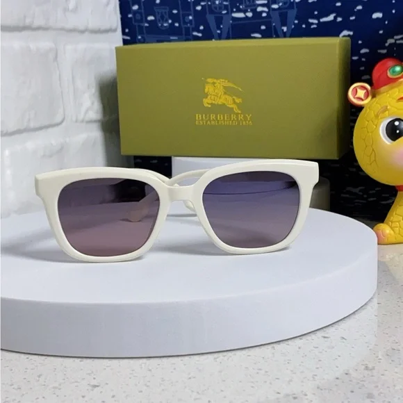 Burberry White Frame Sunglasses Purple Lens UV Chic - Picture 2 of 9